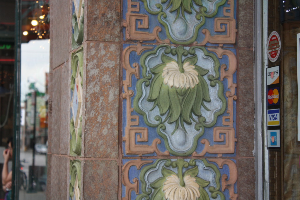 A column at the entrance of the On Leong Merchants Association Building 