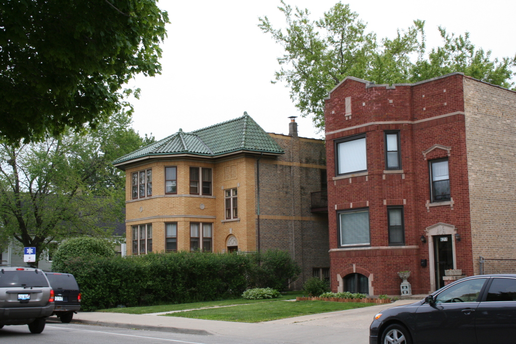 6203 W Gunnison – 1923 – Apartment building – mission style