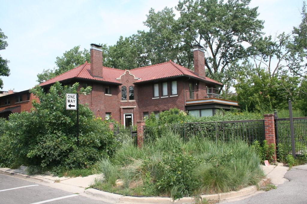 House at the edge of River Park